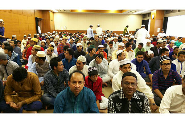 বৃষ্টি উপেক্ষা করে টোকিওতে ঈদের জামাতে প্রবাসীদের ঢল