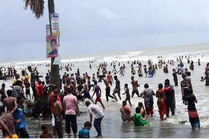 কুয়াকাটা সমুদ্র সৈকতে পর্যটকদের ঢল