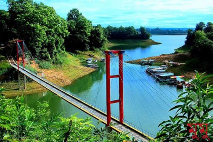 পাহাড় ধস কেড়ে নিলো ঈদের আমেজ
