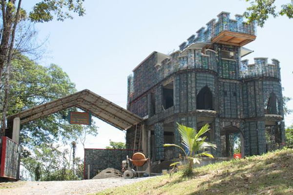 প্লাস্টিকের বোতলের দুর্গ