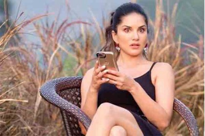 কী দেখে এমন অবাক সানি লিওন!