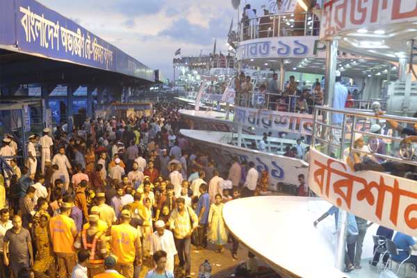 বরিশাল লঞ্চ ঘাটে কর্মস্থল মুখি মানুষের উপচে পড়া ভিড়