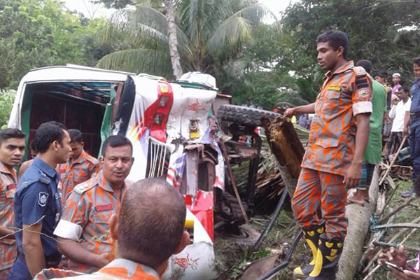 ঝালকাঠিতে বাস উল্টে ১৯ জন আহত