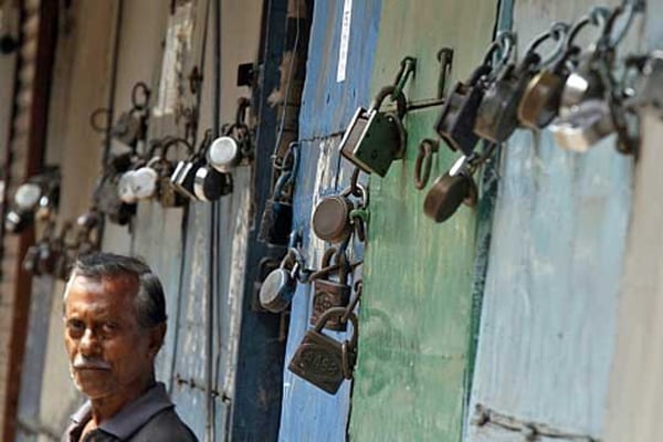 কর বসানোয় কলকাতায় ব্যবসা প্রতিষ্ঠানে তালা 
