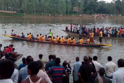 বগুড়ার শেরপুরে ঐতিহ্যবাহী নৌকা বাইচ প্রতিযোগিতা