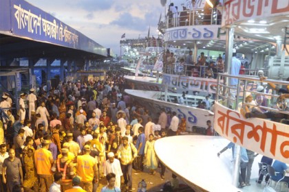বরিশাল লঞ্চ ঘাটে কর্মস্থল মুখি মানুষের উপচে পড়া ভিড়