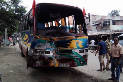 দিনাজপুরে দুই যাত্রীবাহী বাসের মুখোমুখি সংঘর্ষে আহত ২০