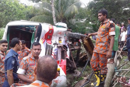 ঝালকাঠিতে বাস উল্টে ১৯ জন আহত