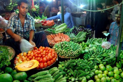 চট্টগ্রামে সবজির বাজারে 'অাগুন'