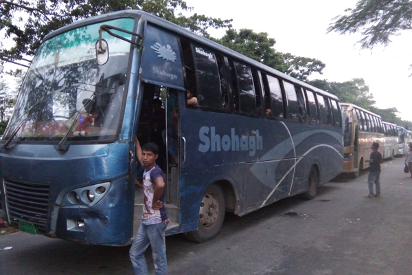 দৌলতদিয়া ঘাটে যানবাহনের দীর্ঘ সারি, ভোগান্তিতে কর্মমুখি মানুষ