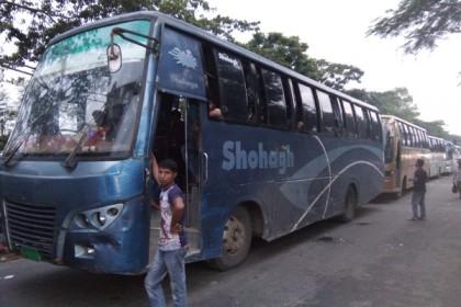 দৌলতদিয়া ঘাটে যানবাহনের দীর্ঘ সারি, ভোগান্তিতে কর্মমুখি মানুষ