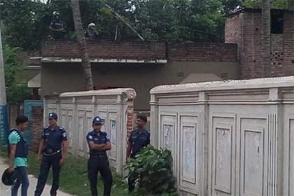 কুষ্টিয়ার সেই 'জঙ্গি' আস্তানা থেকে তিন নারী আটক
