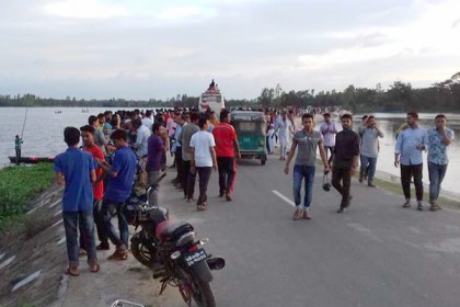 চৌদ্দগ্রামে চিলপাড়া ব্রিজে দর্শনার্থীদের ঢল