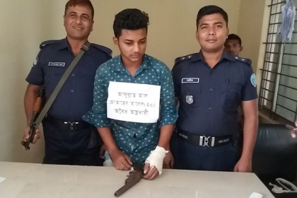 চৌদ্দগ্রামে অস্ত্রসহ যুবক আটক