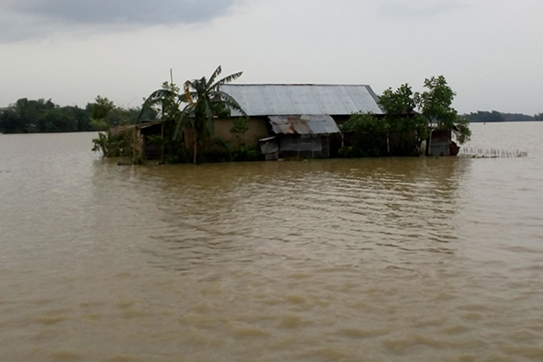হাকালুকি পাড়ে পানিবন্দী লক্ষাধিক মানুষ, দুর্ভোগ চরমে
