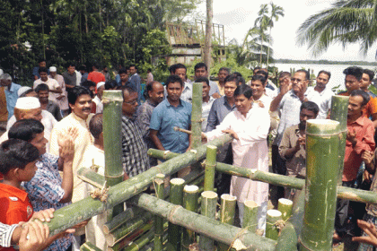 বাবুগঞ্জে স্বেচ্ছাশ্রমে নদীর ভাঙন প্রতিরোধে গ্রামবাসী