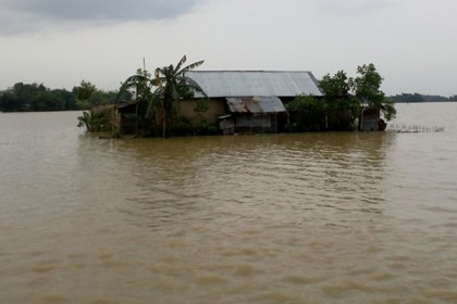 হাকালুকি পাড়ে পানিবন্দী লক্ষাধিক মানুষ, দুর্ভোগ চরমে
