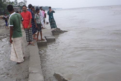 চৌহালী রক্ষা বাঁধে ফের ধস, এলাকায় আতঙ্ক