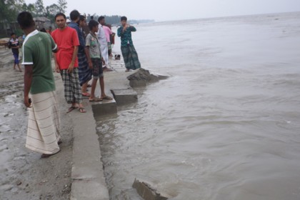 চৌহালী রক্ষা বাঁধে ফের ধস, এলাকায় আতঙ্ক