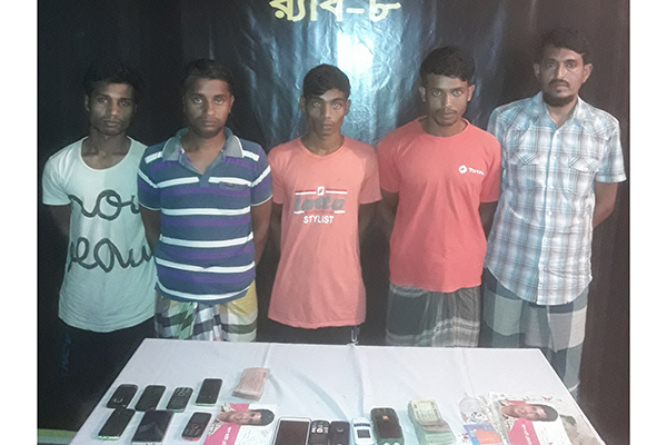 রাজবাড়ীতে প্রতারক চক্রের ৫ সদস্য আটক

