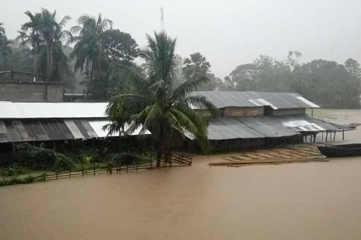 লামায় বন্যা পরিস্থিতির চরম অবনতি, পানিবন্দী ৫০ হাজার মানুষ