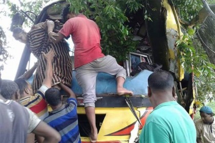 কুমিল্লায় বাসের ধাক্কায় মোটর সাইকেল আরোহী নিহত