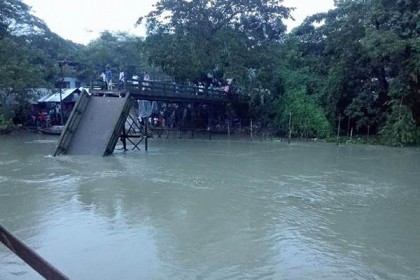 বরিশালে ধাক্কায় ব্রিজ ভাঙার পর ট্রলারডুবি, ২ শ্রমিক নিখোঁজের আশঙ্কা 
