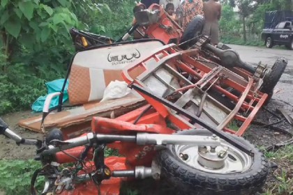 দিনাজপুরে বাসচাপায় নিহত ৩, আহত ১০