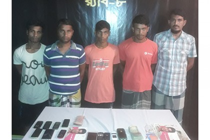রাজবাড়ীতে প্রতারক চক্রের ৫ সদস্য আটক

