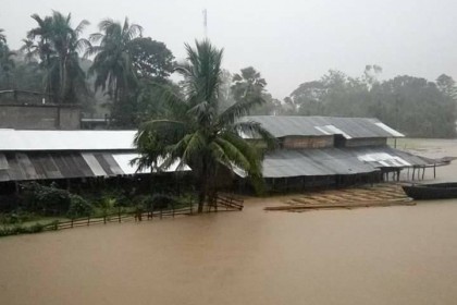 লামায় বন্যা পরিস্থিতির চরম অবনতি, পানিবন্দী ৫০ হাজার মানুষ