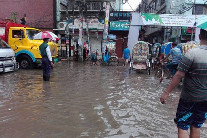 সারারাত বৃষ্টি; ফলাফল অফিসগামী যাত্রীদের দুর্ভোগ