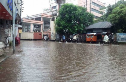 বরিশালে সড়কে জলাবদ্ধতা, জনজীবনে দুর্ভোগ