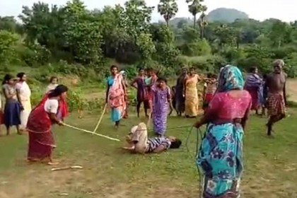 ধর্ষককে লাঠি দিয়ে পেটালো নারীরা (ভিডিও)