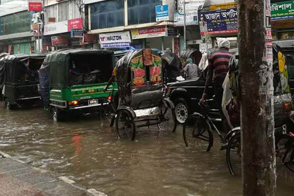 বরিশালে মাঝারি আকারের বৃষ্টিতে সড়কে জলাবদ্ধতা