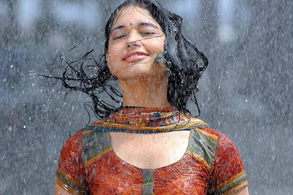 বৃষ্টিতে চোখের ক্ষতি এড়াবেন যেভাবে