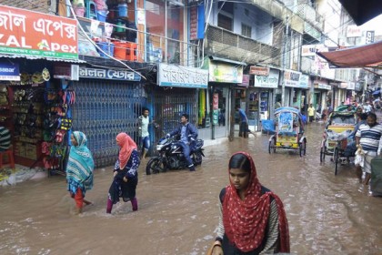 জলাবদ্ধতায় চরম ভোগান্তিতে পাবনা পৌরবাসী