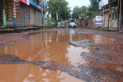 কুমিল্লা নগরীর ৬০ ভাগ সড়কের বেহাল দশা 