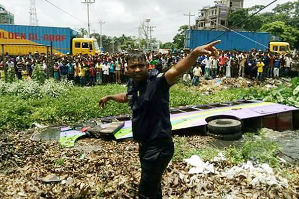 পুলিশ কনস্টেবল পারভেজের বীরত্বে বহু মানুষের প্রাণ রক্ষা
