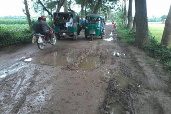 কলারোয়ার সীমান্তবর্তী এলাকার সড়কের বেহাল দশা


