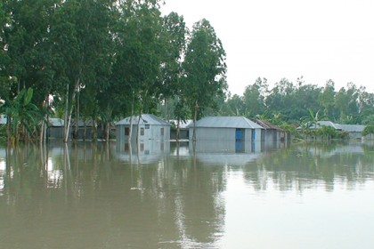 সিরাজগঞ্জে পানিবন্দী সহস্রাধিক পরিবারের মানবেতর জীবনযাপন
