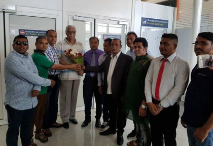 সুলতান মনসুরকে প্যারিস বিমানবন্দরে ফুলেল অভ্যর্থনা
