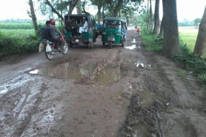 কলারোয়ার সীমান্তবর্তী এলাকার সড়কের বেহাল দশা


