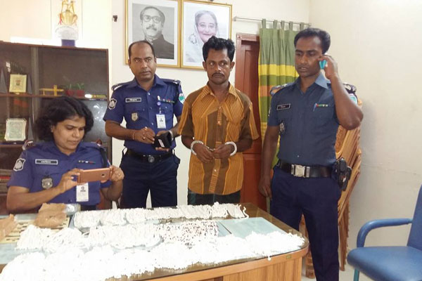 কলারোয়ায় সাড়ে সাত কেজি রূপাসহ ব্যবসায়ী আটক