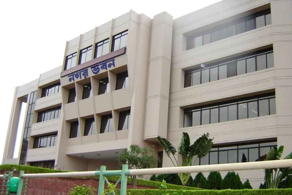 রাজশাহীতে ১১ দফা দাবিতে কর্মচারীদের নগর ভবনে তালা