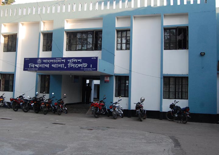 সাক্ষীর ভাইয়ের বিছানাপত্র নিয়ে গেলেন ওসি!
