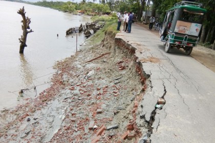 বাগেরহাটে নদীগর্ভে বিলীন সড়ক, ঝুঁকি নিয়ে চলছে যানবাহন