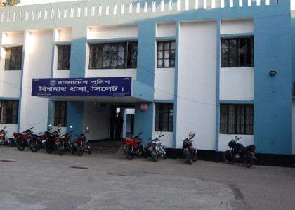 সাক্ষীর ভাইয়ের বিছানাপত্র নিয়ে গেলেন ওসি!