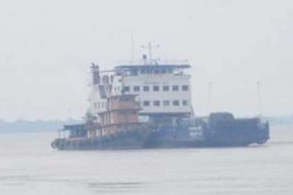 মুন্সীগঞ্জের শিমুলিয়া কাঠালবাড়ি নৌরুটে দুটি ফেরি আটকা