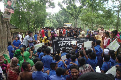স্কুলছাত্রী নিহতের প্রতিবাদে কলারোয়ায় সড়ক অবরোধ

