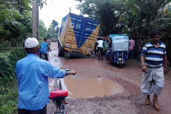 ৪ উপজেলার মানুষের 'অভিশাপ' বরিশাল-লাকুটিয়া-বাবুগঞ্জ সড়ক 

